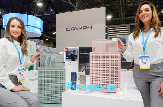 6일(현지시간) 미국 라스베이거스에서 열리는 CES 2020을 하루 앞두고 모델들이 세계 최초로 공개하는 자관리형 공기청정기 신제품을 소개하고 있다. <웅진코웨이 제공>